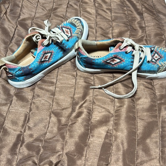 Reba sneakers by Justin Colorful Patterned Sneakers - Picture 4 of 6